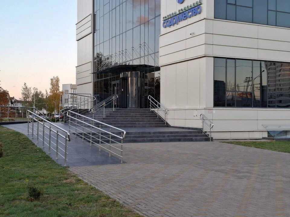 Готовое остекленное здание на Пионерской